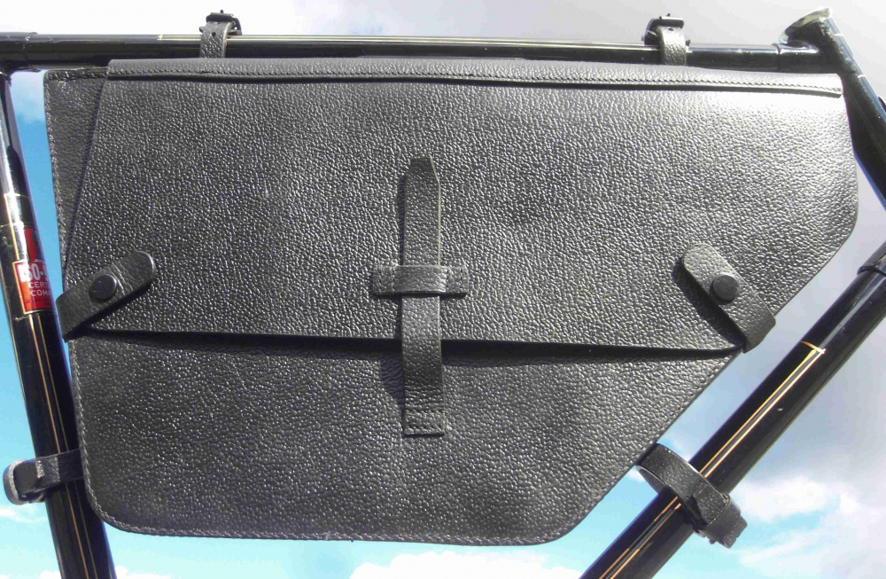 Bolsa de cuero para el cuadro inspirada en las usadas por el Ejército Suizo, color negro