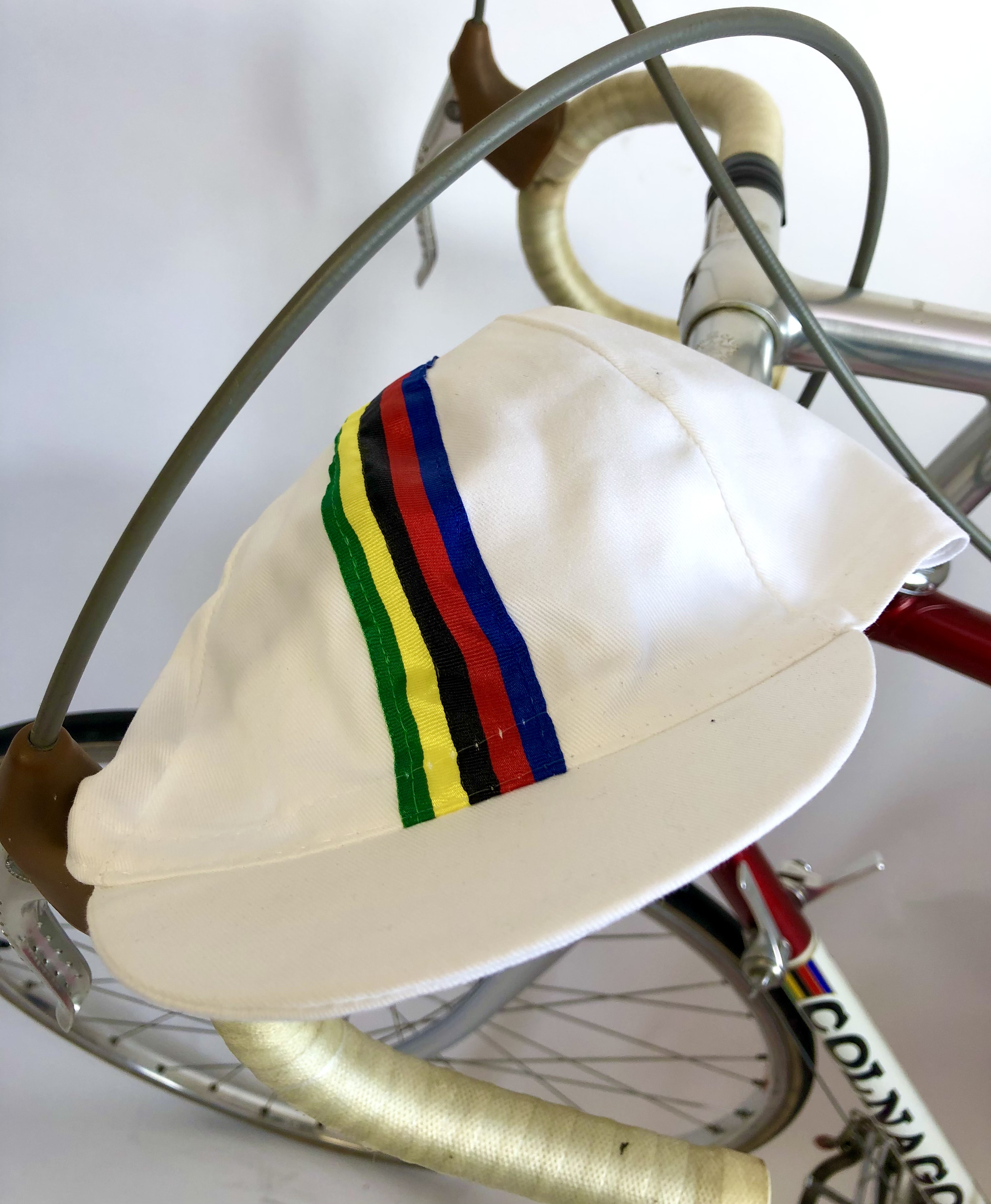 Cycling Cap blanco con rayas de colores