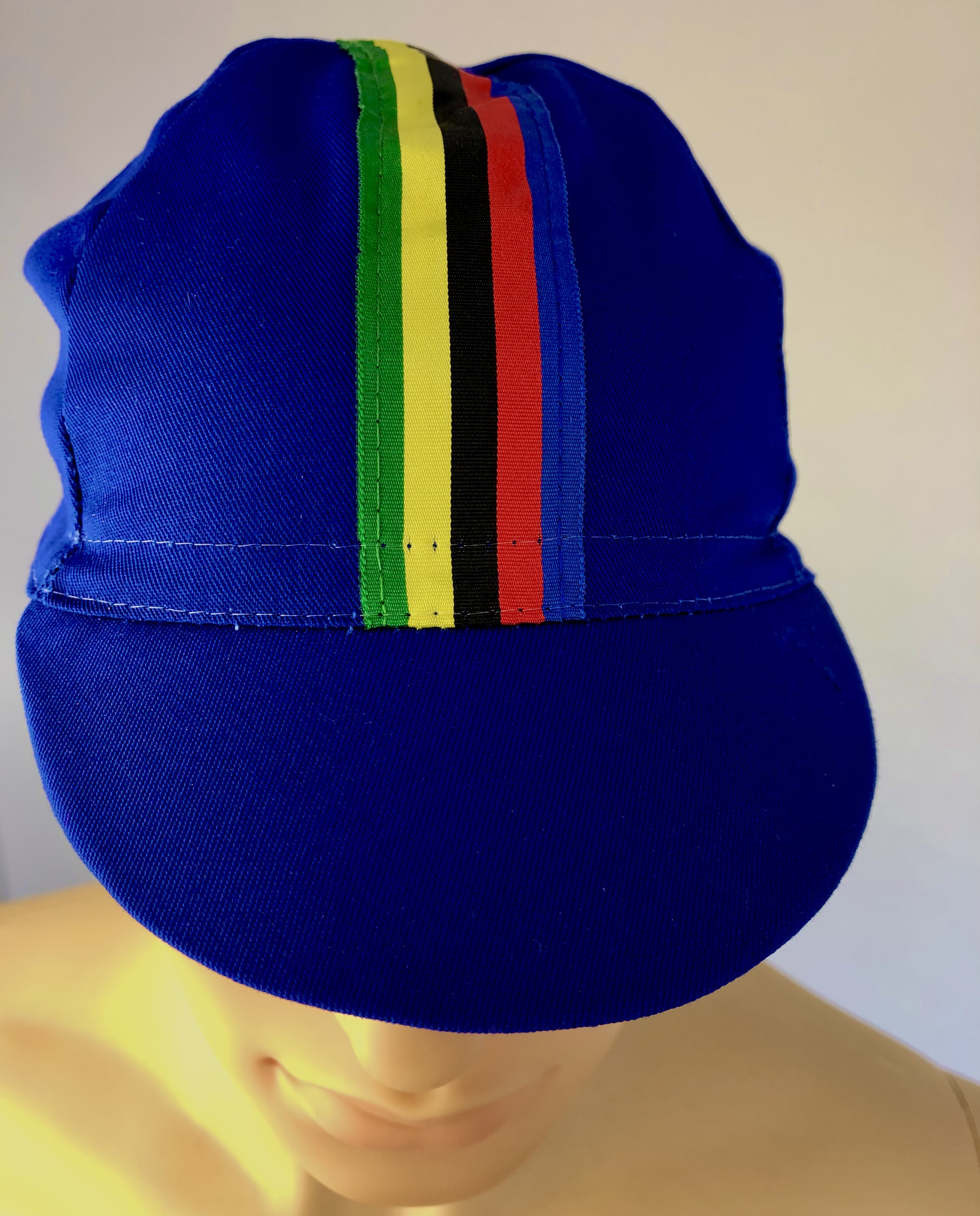Cycling Cap azul con rayas de colores