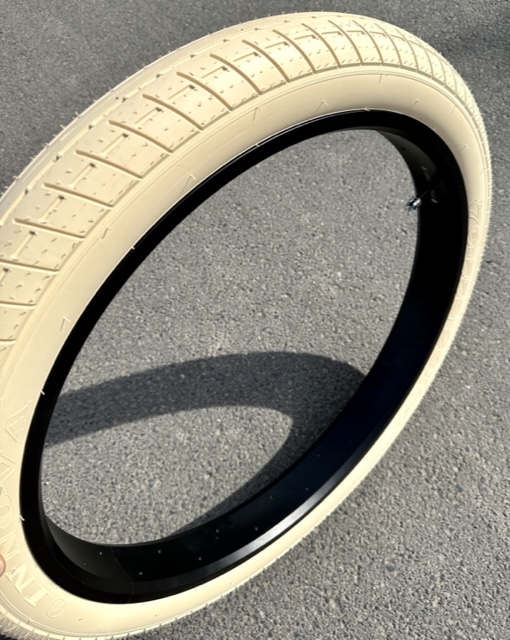 Bicycle_tire_fat_26x3_street_brick-_semi-_slick_cream_a