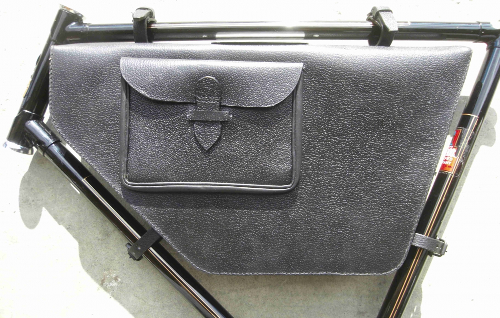 Bolsa de cuero para el cuadro inspirada en las usadas por el Ejército Suizo, color negro