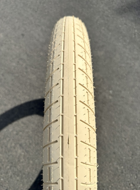 Bicycle_tire_fat_26x3_street_brick-_semi-_slick_cream_f