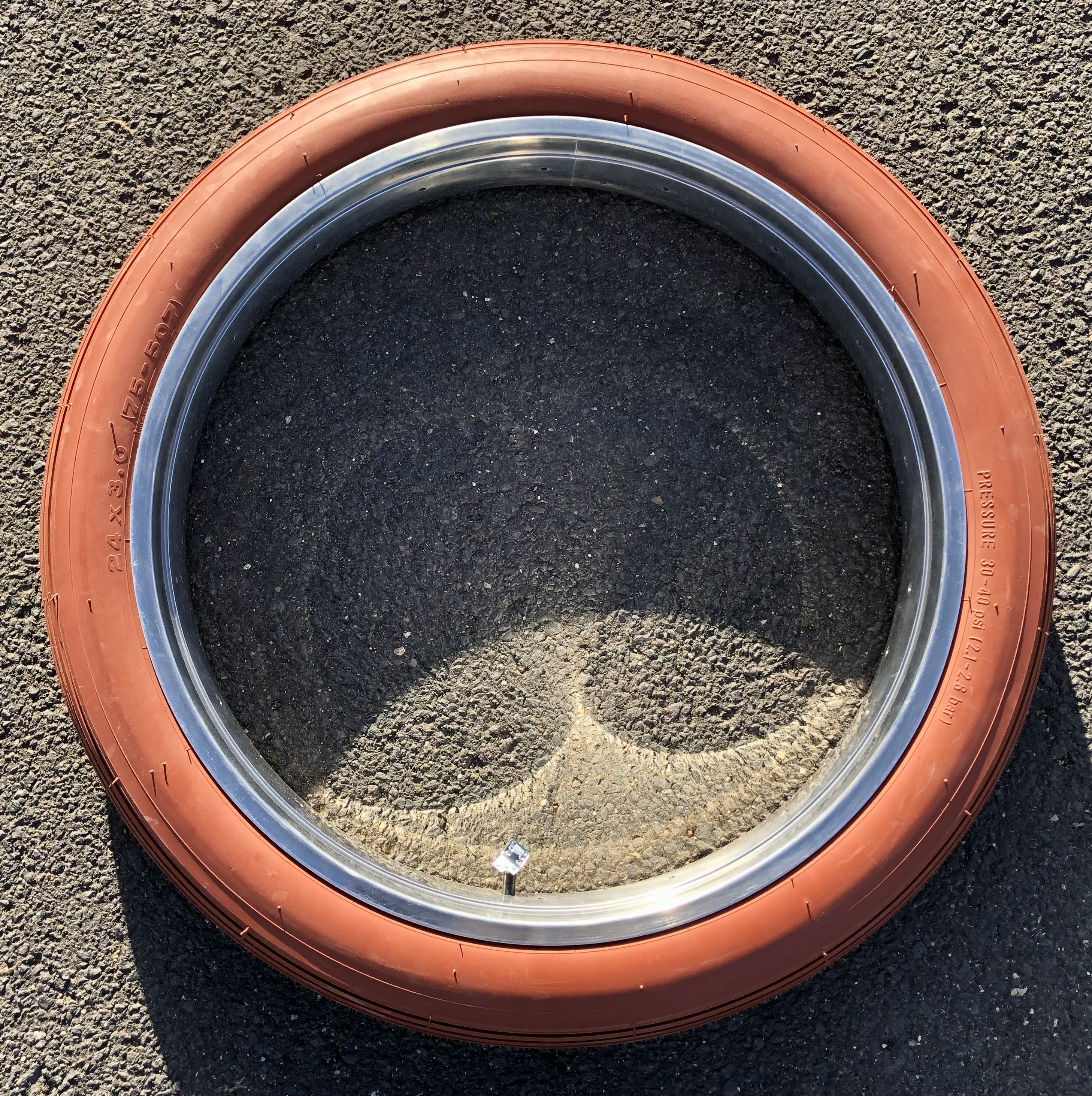 Fatbike_24x3_Thick-Brick_red_Low-Rider_Tire_10Pdto63A8fRD8K