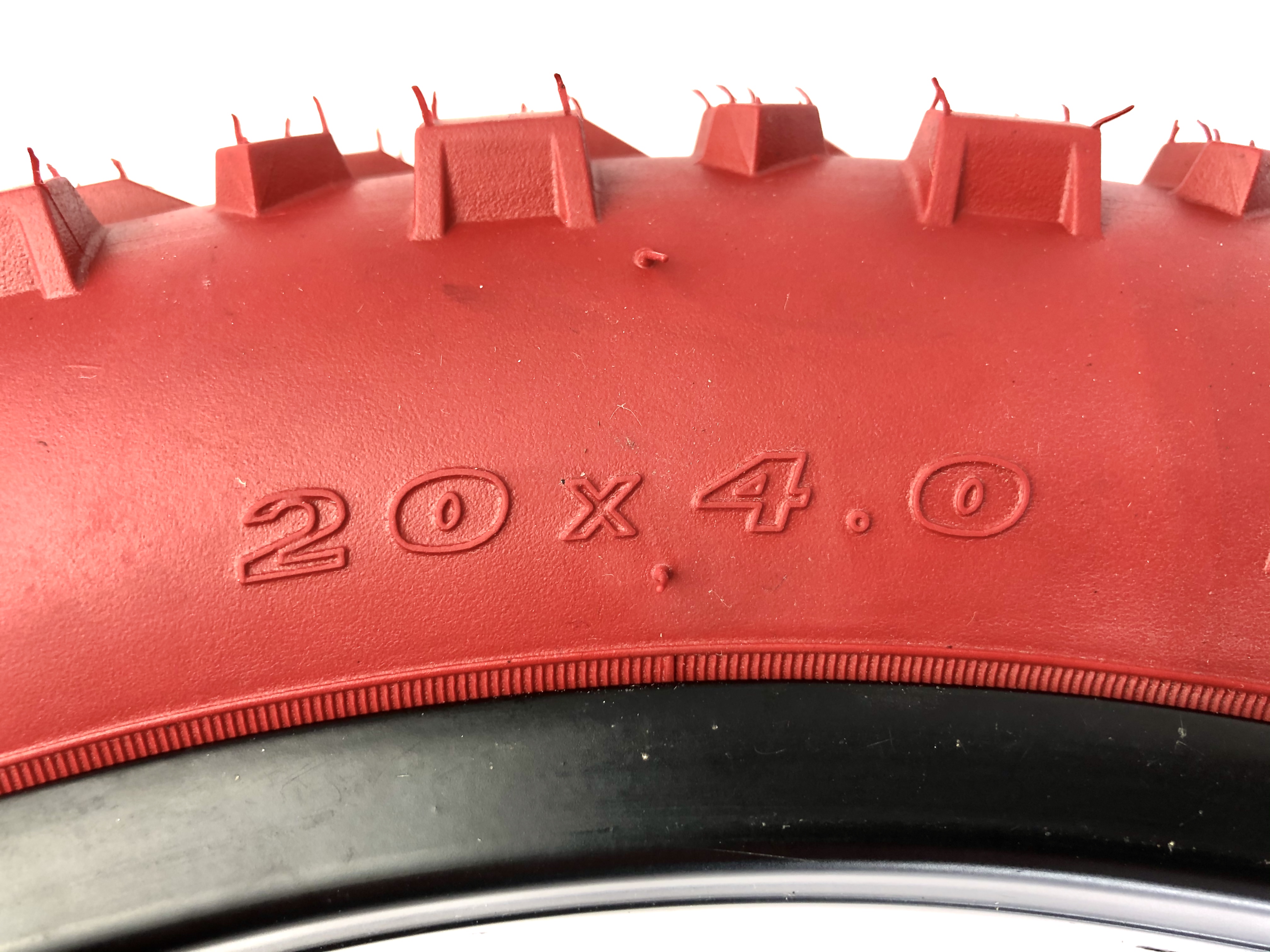 204 Neumáticos  20 x 4 rojo