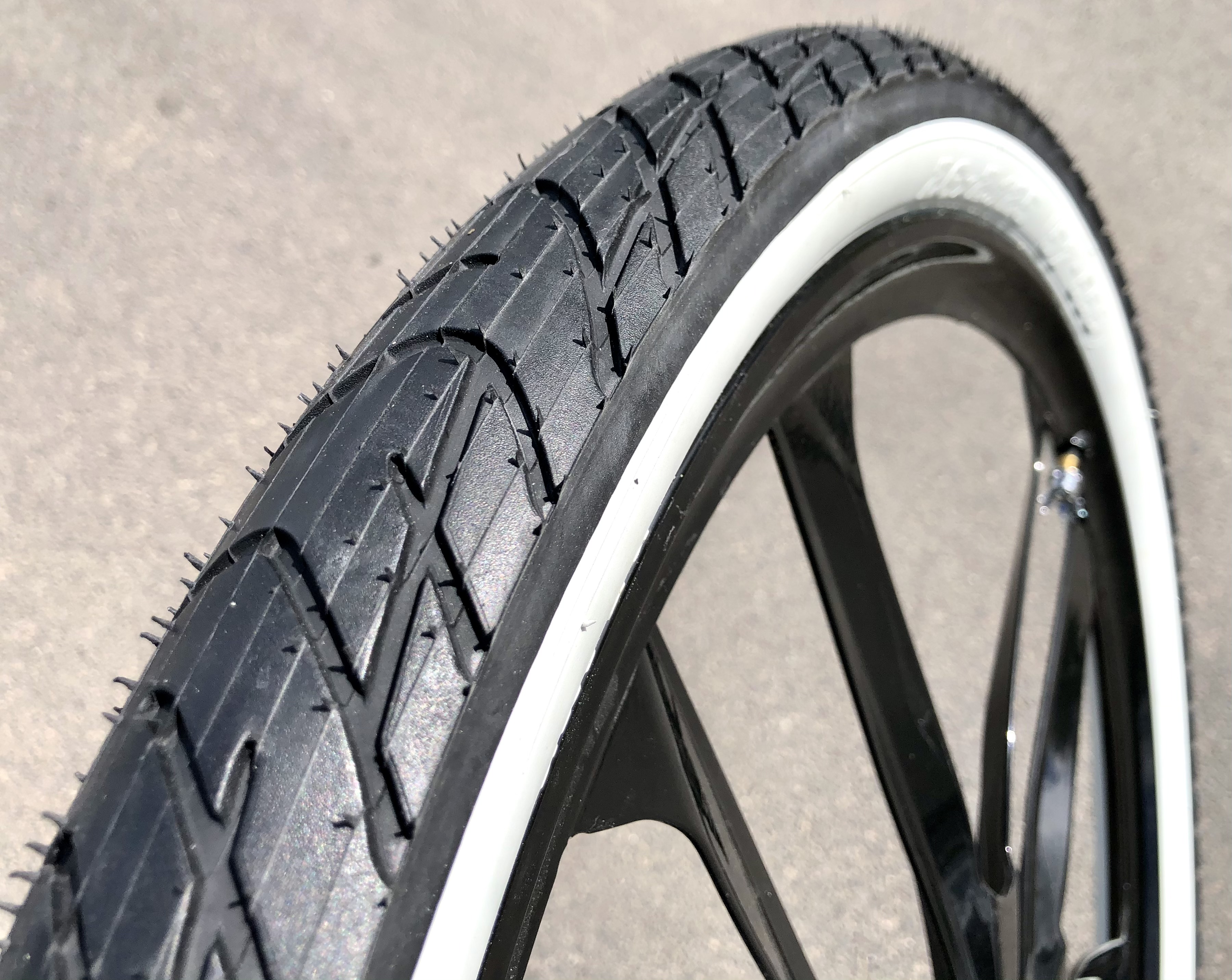 Tire_Beach_Bum_26x2-125_pattern_black_whitewall