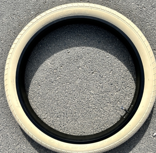 Bicycle_tire_fat_26x3_street_brick-_semi-_slick_cream_d