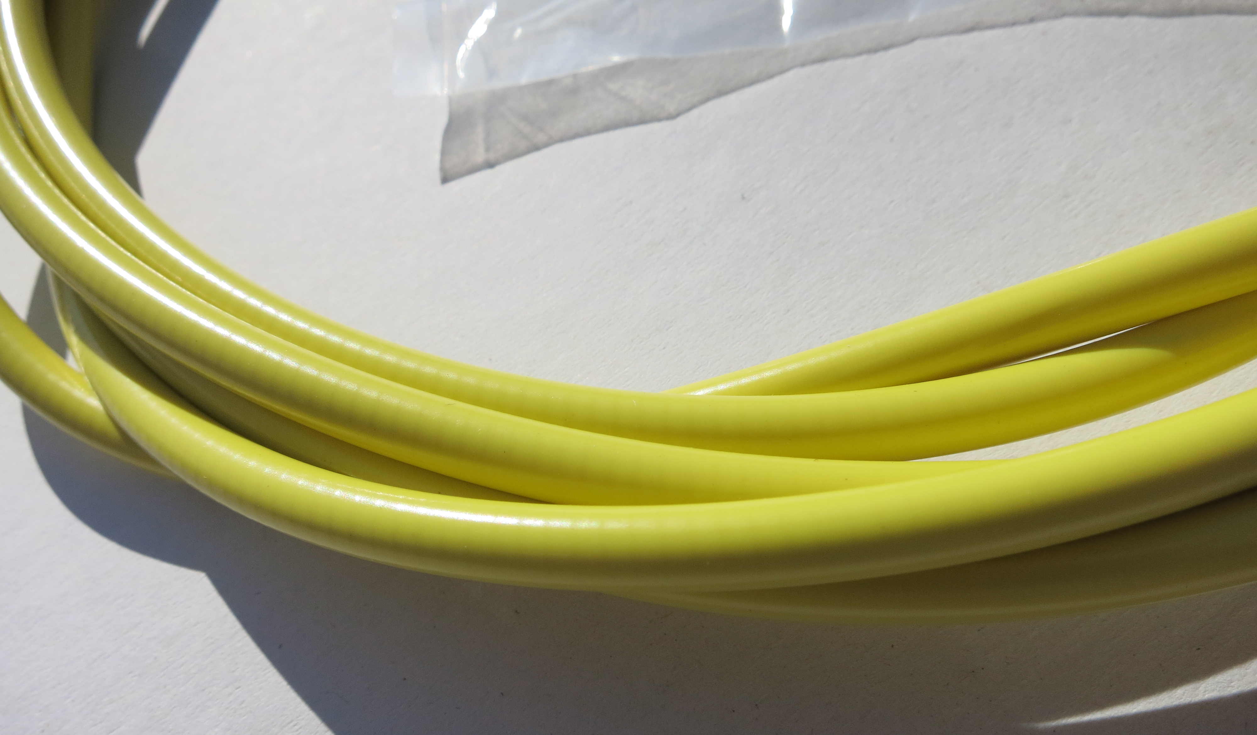 Cable exterior Bowden en amarillo claro