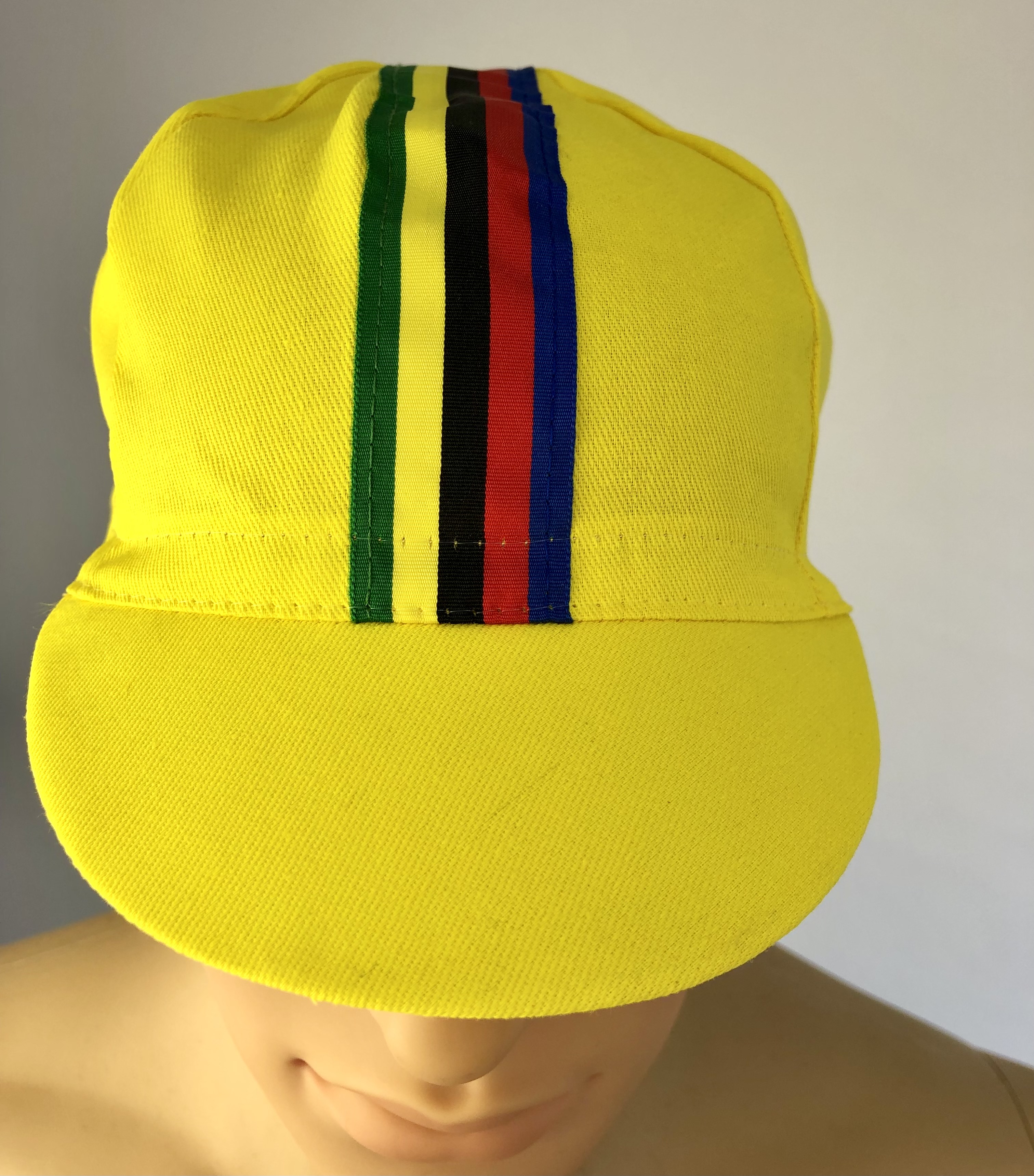 Cycling Cap amarillo con rayas de colores
