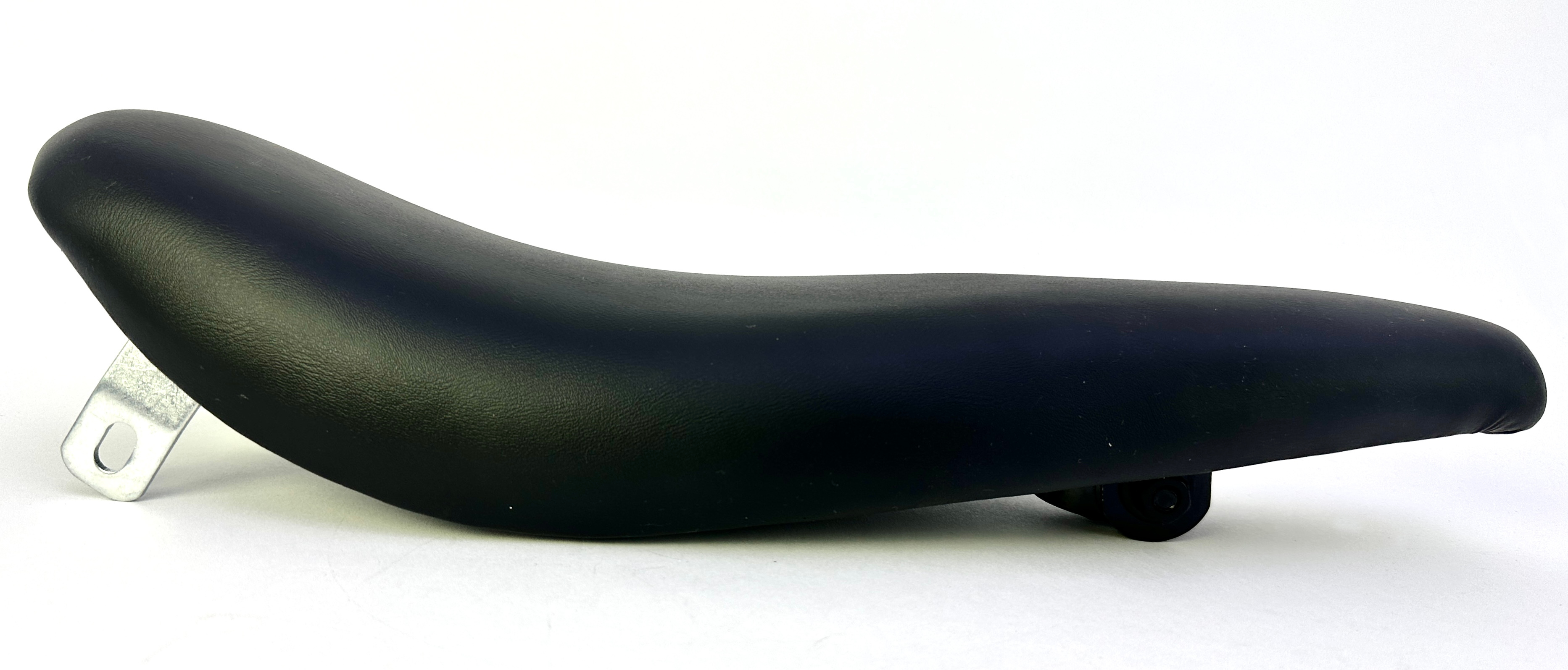 Sillín Banana imitación cuero con soporte de montaje para el sissy bar negro.