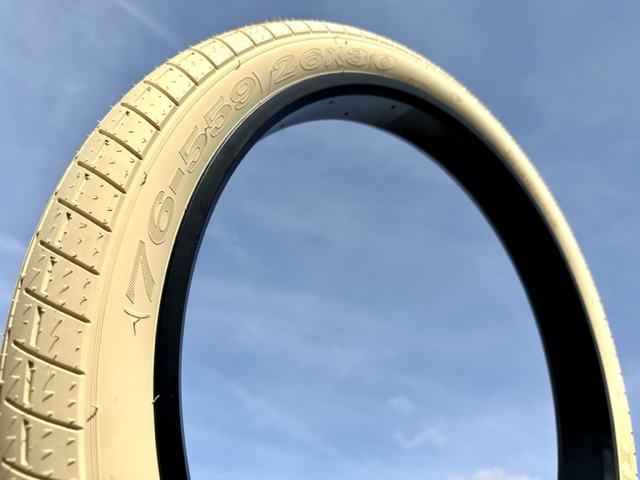 Bicycle_tire_fat_26x3_street_brick-_semi-_slick_cream_i