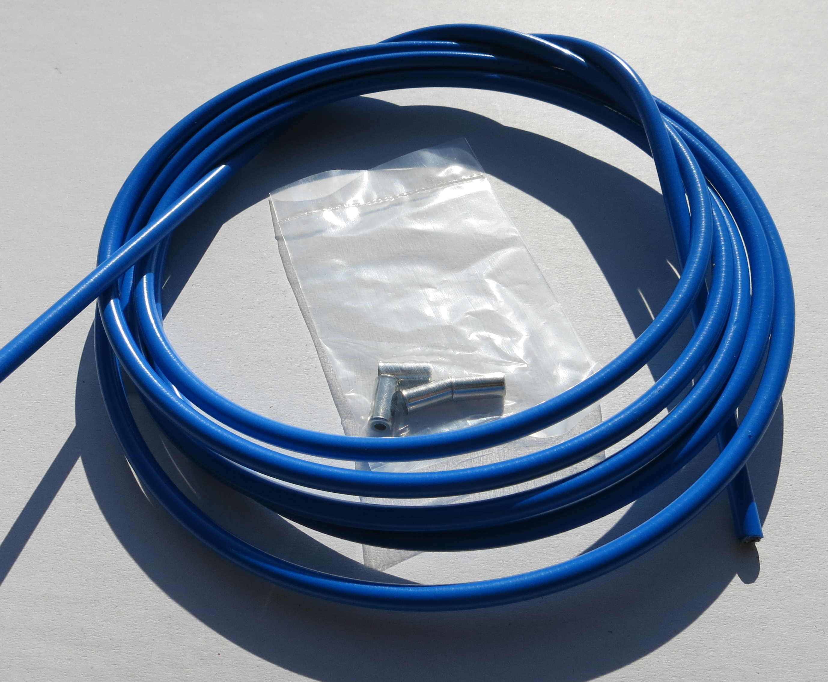 Cable exterior Bowden en azul