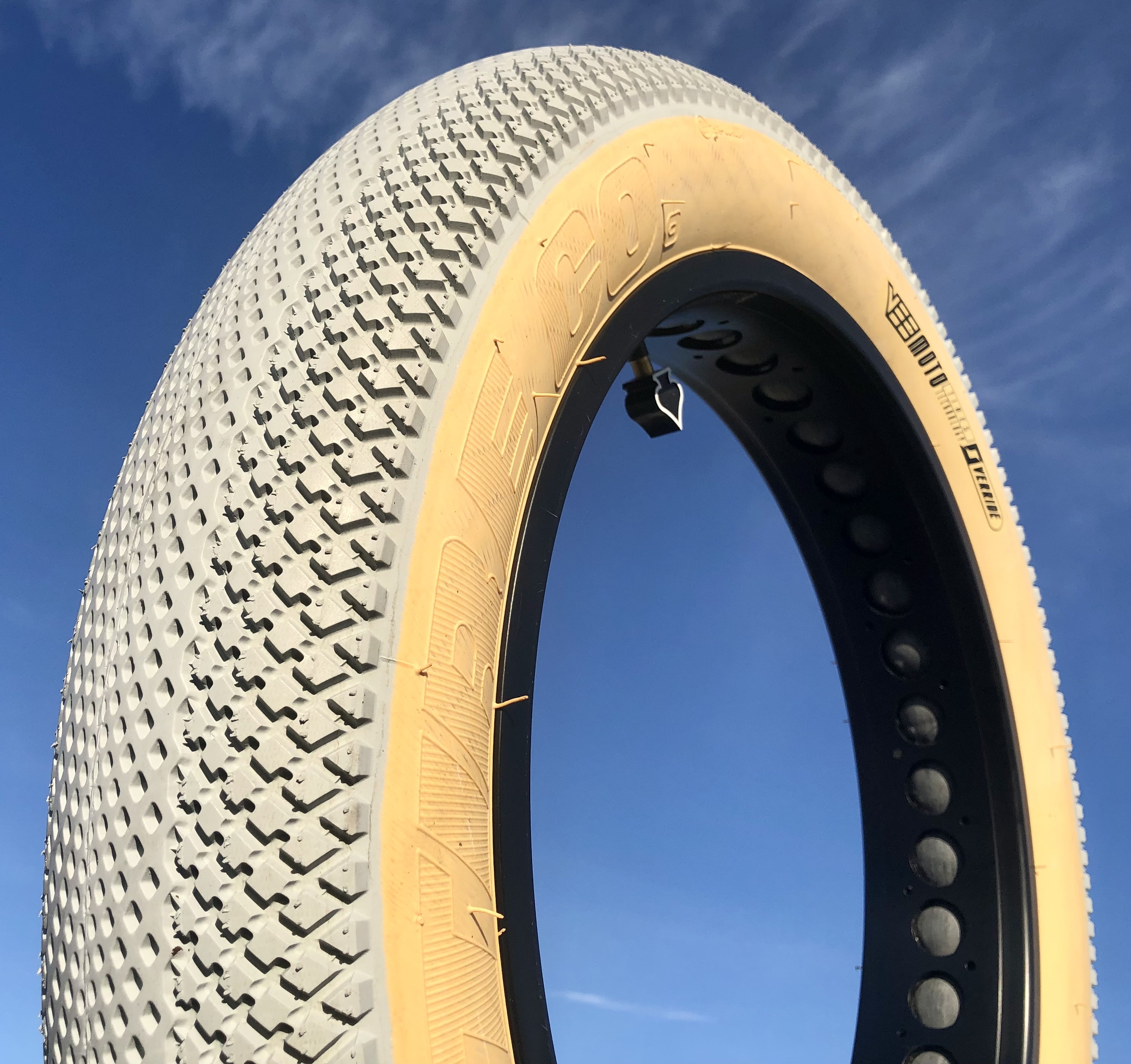 Bicycle_tire_speedster_20x4_Fatbike_limited_edition_grau_skinwall_5