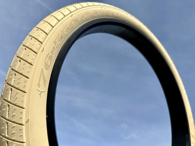 Bicycle_tire_fat_26x3_street_brick-_semi-_slick_cream_h