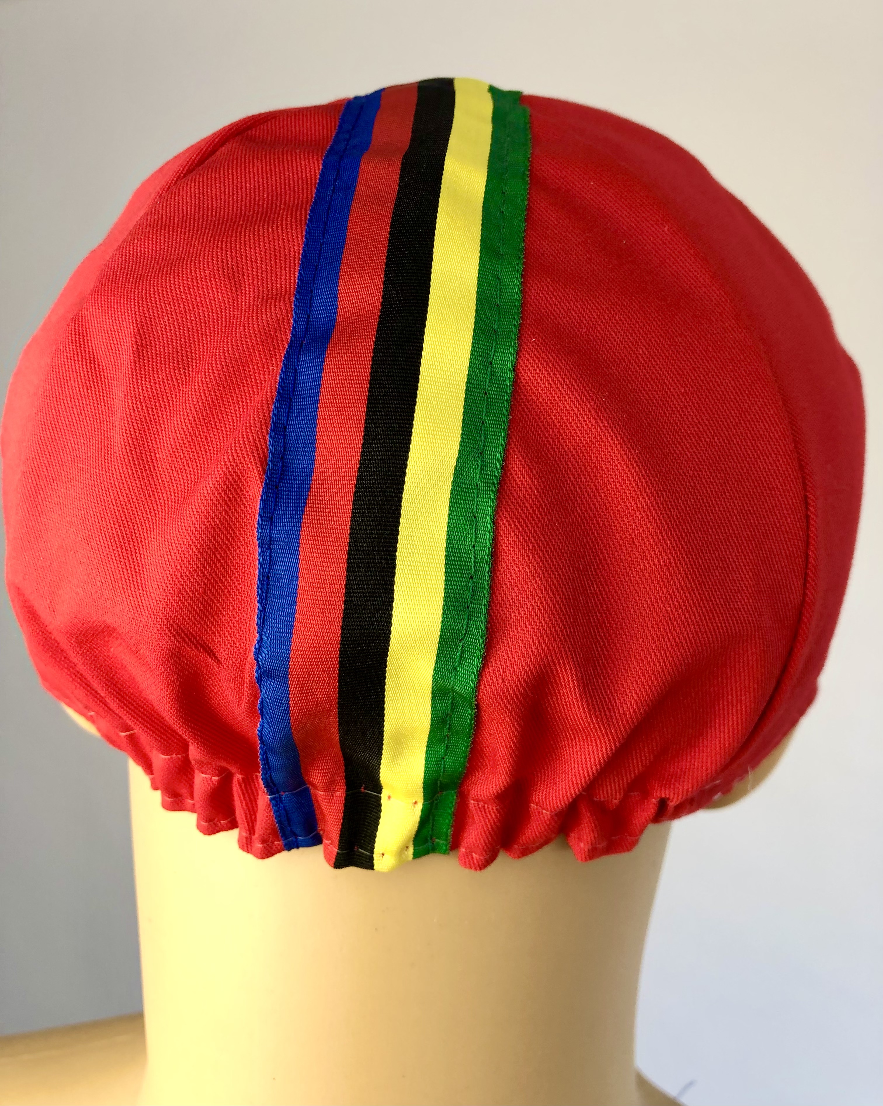 Cycling Cap rojo con rayas de colores