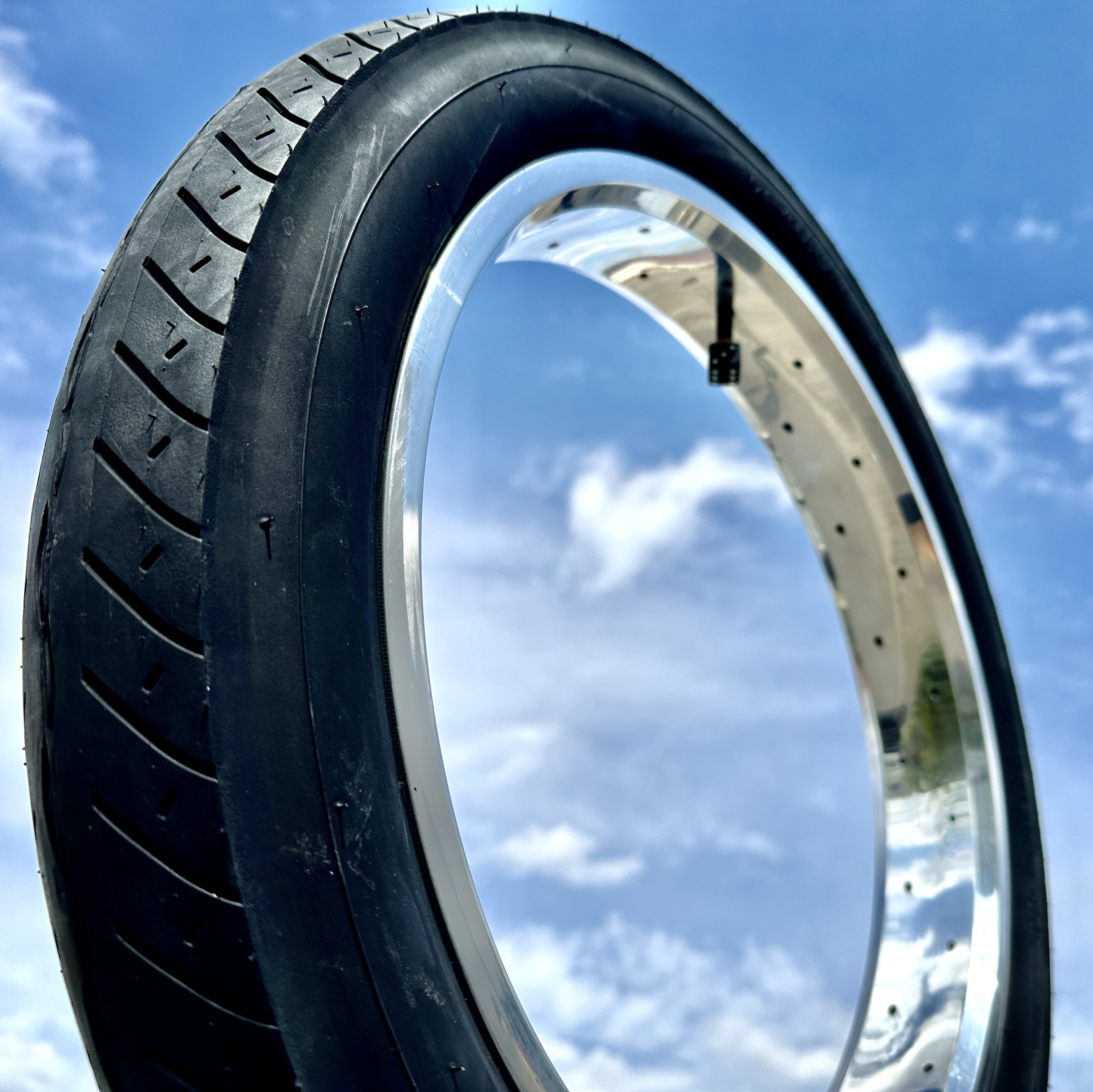 20x3_Tire_tyre_20x3-0_black_bicycle_innova_street_hog_3