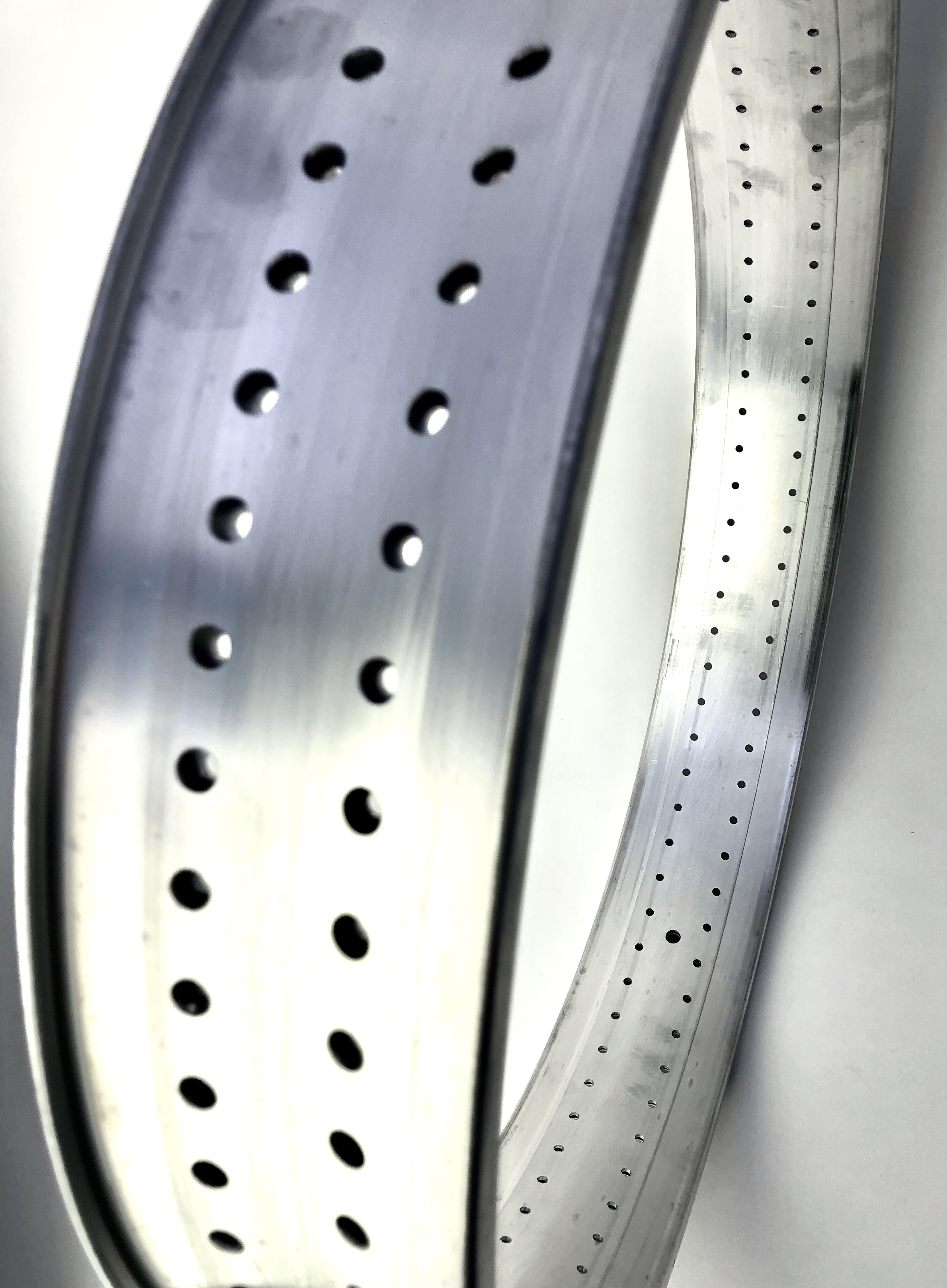 Llanta de aluminio de 26 pulgadas 102 mm orificios 144 bruto / sin lacar