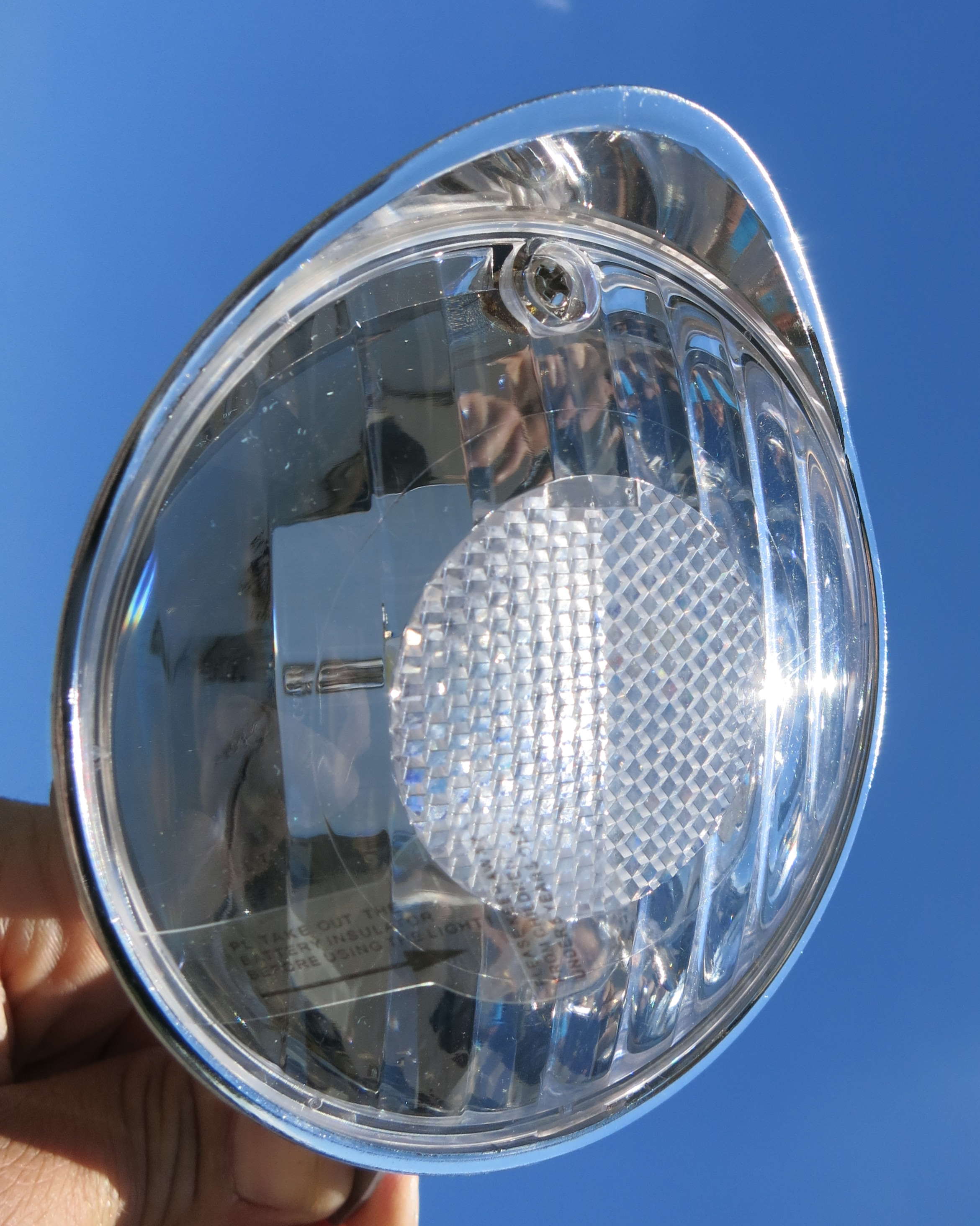 Lámpara delantera Classic Cycle LED con pila 70 mm cromada con protección solar pequeña