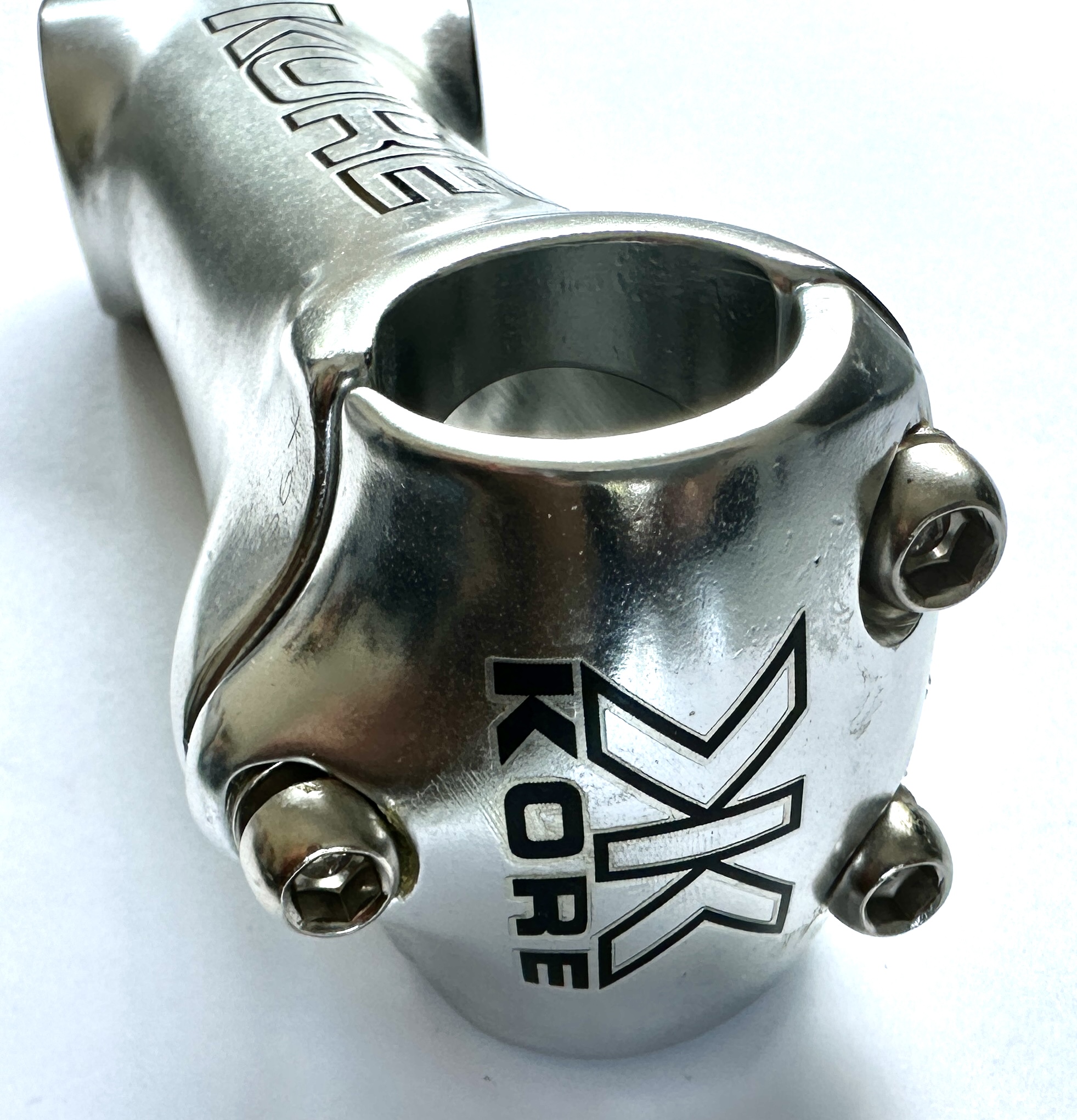 Kore Potencia Potencia de aluminio: montaje en manillar de 1 1/8 1 pulgada Conexión de tornillo de 4 vías