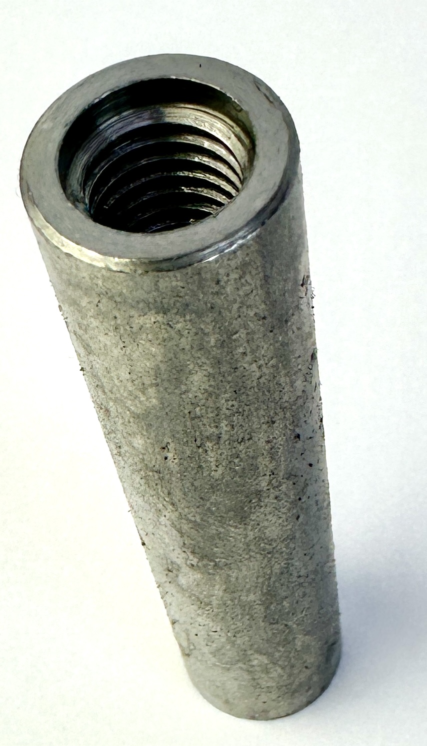 Manguito de conexión / casquillo roscado redondo M10, 70 x 15 mm
