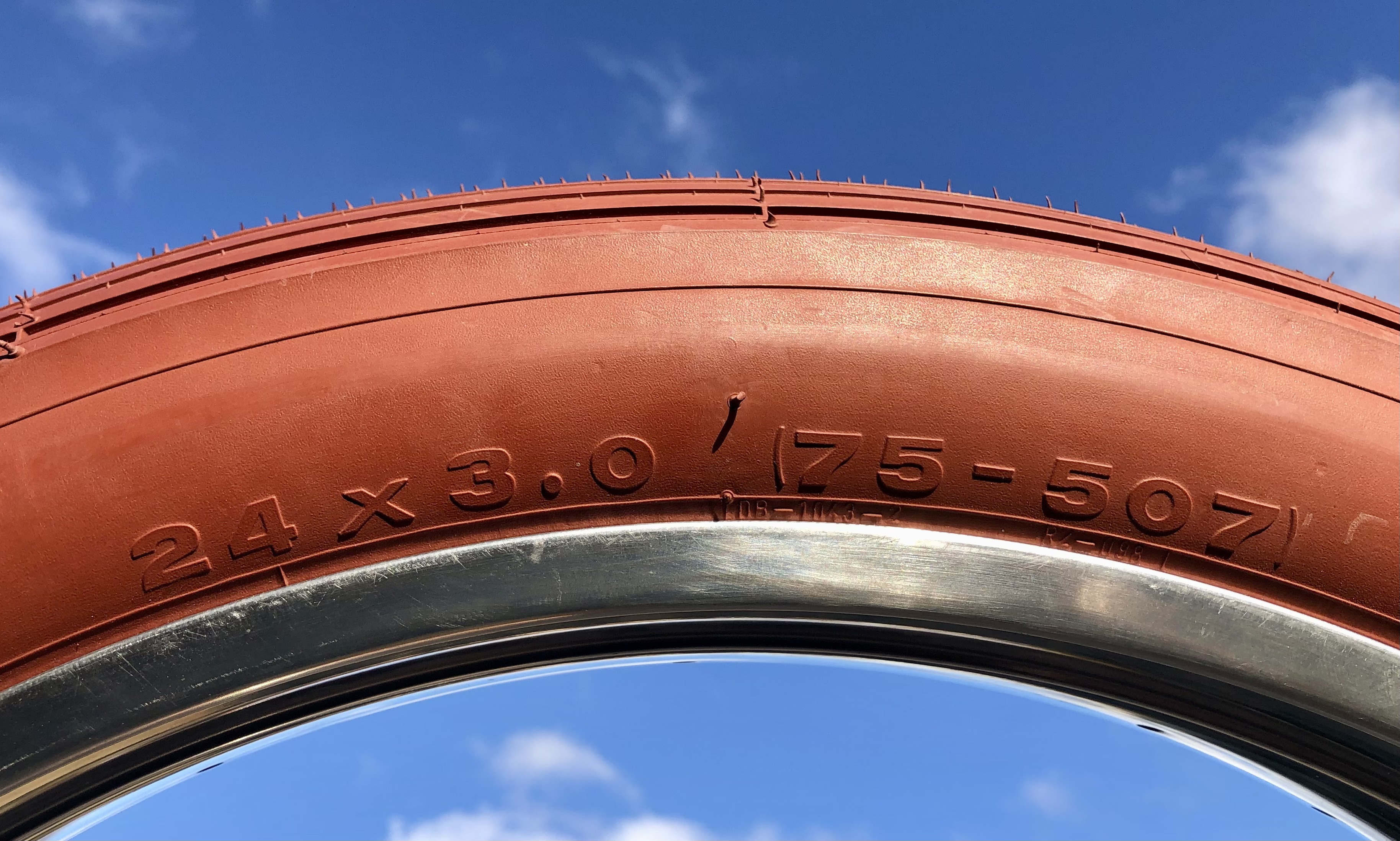 Fatbike_24x3_Thick-Brick_red_Low-Rider_Tire_13X8OvzITq5vUou