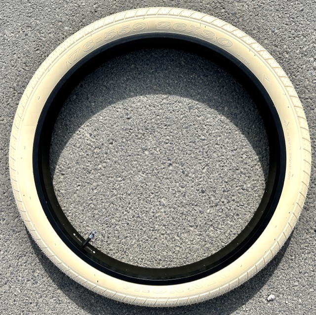 Bicycle_tire_fat_26x3_street_brick-_semi-_slick_cream_e
