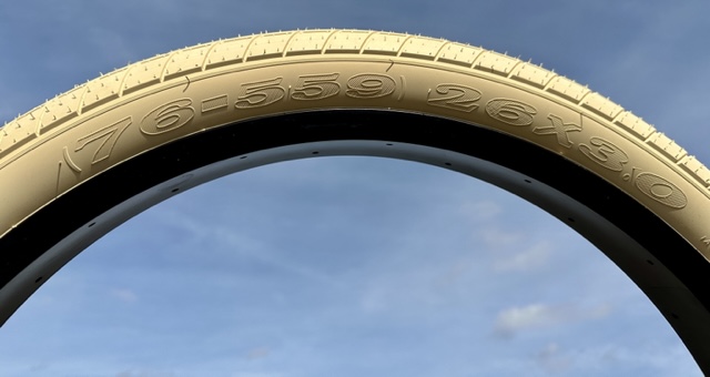 Bicycle_tire_fat_26x3_street_brick-_semi-_slick_cream_b