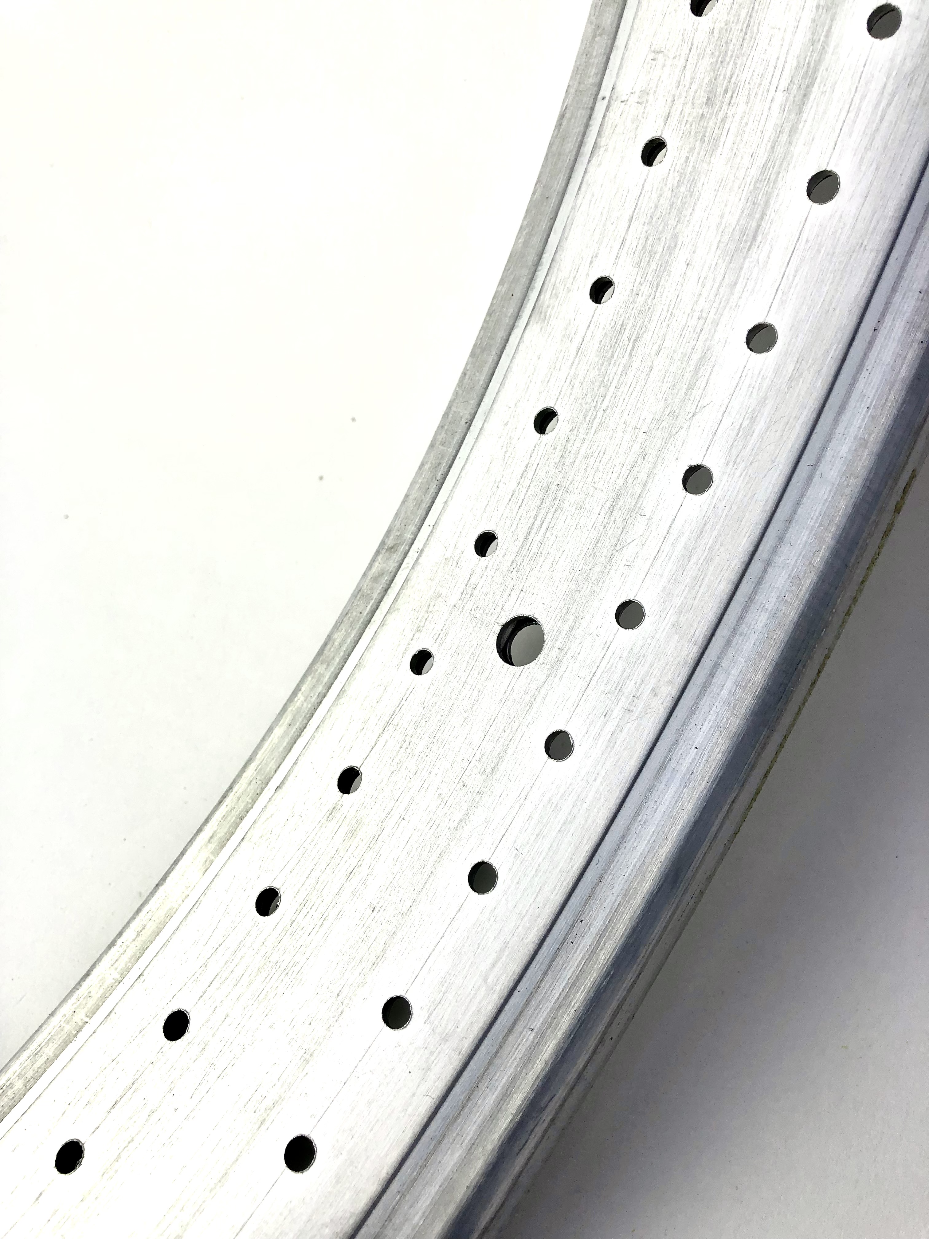 Llanta de aluminio de 26 pulgadas 82 mm, Orificios 144, en bruto / sin lacar