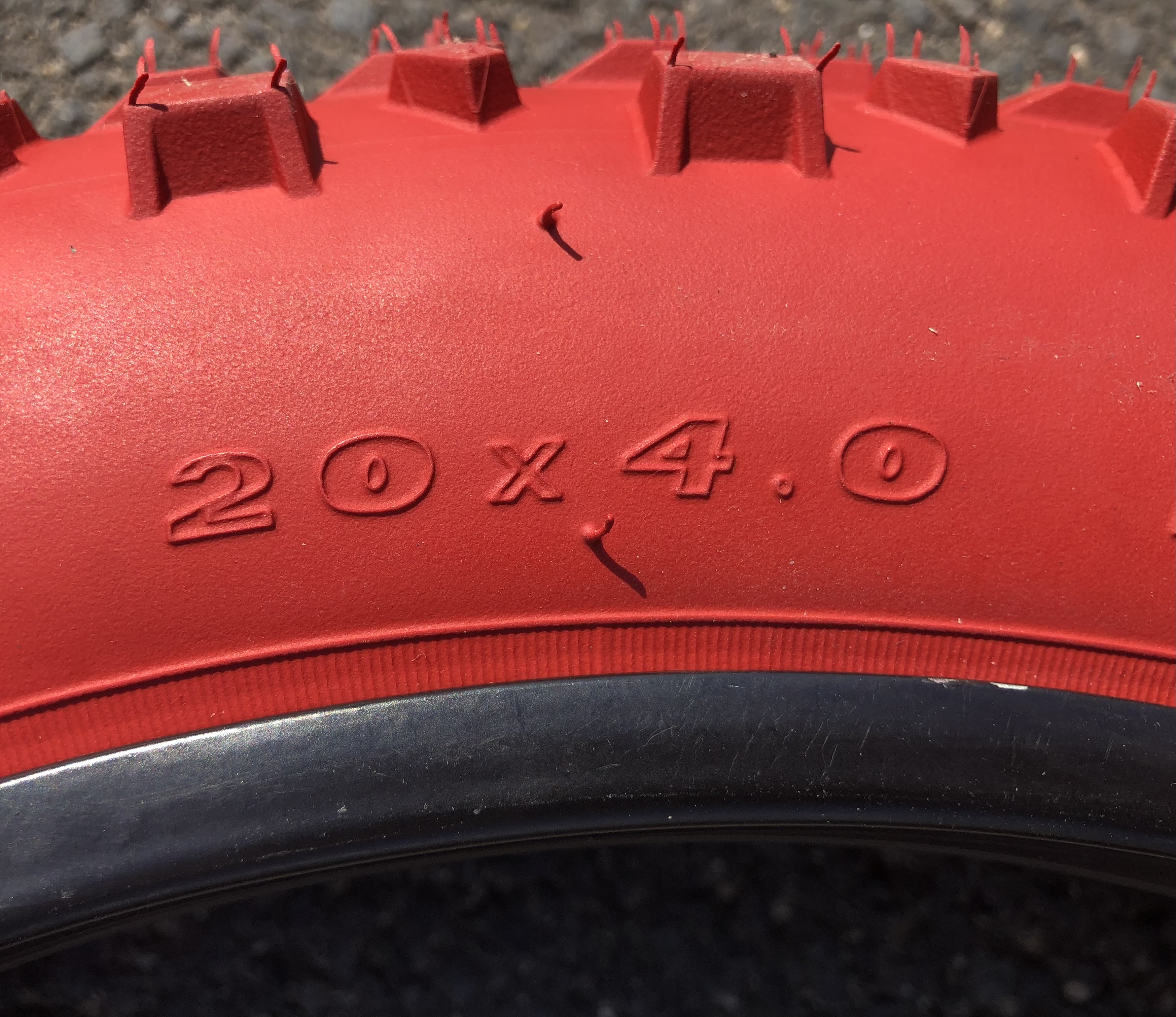 204 Neumáticos  20 x 4 rojo