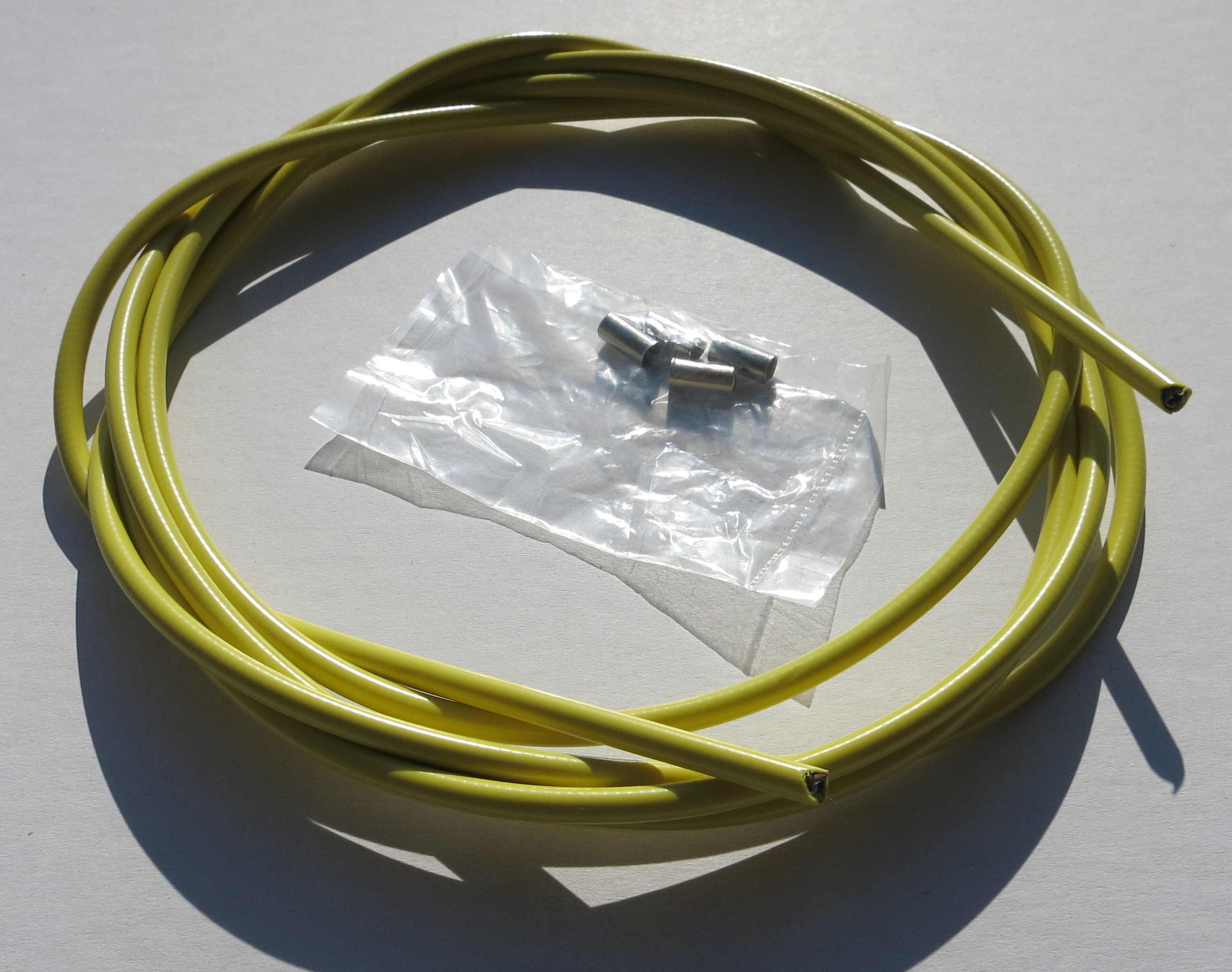 Cable exterior Bowden en amarillo claro